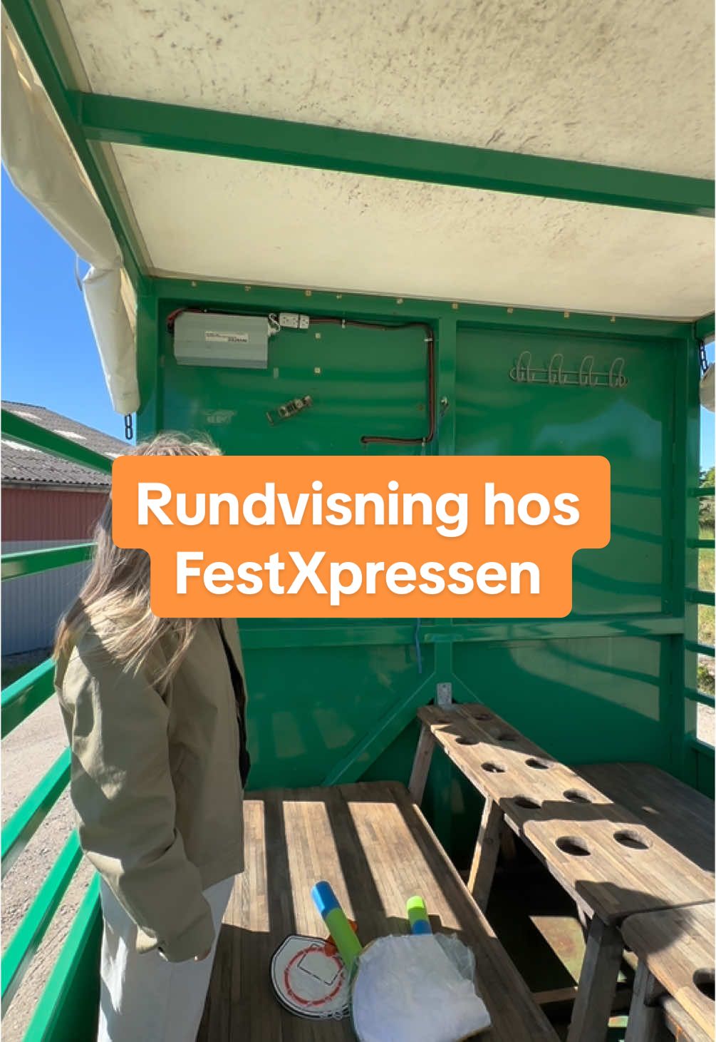 Viser rundt på en af FestXpressens vogne! 🚚🤩 #studenterkørsel #student #studenterugen #2025 #studentervogn @FestXpressen 