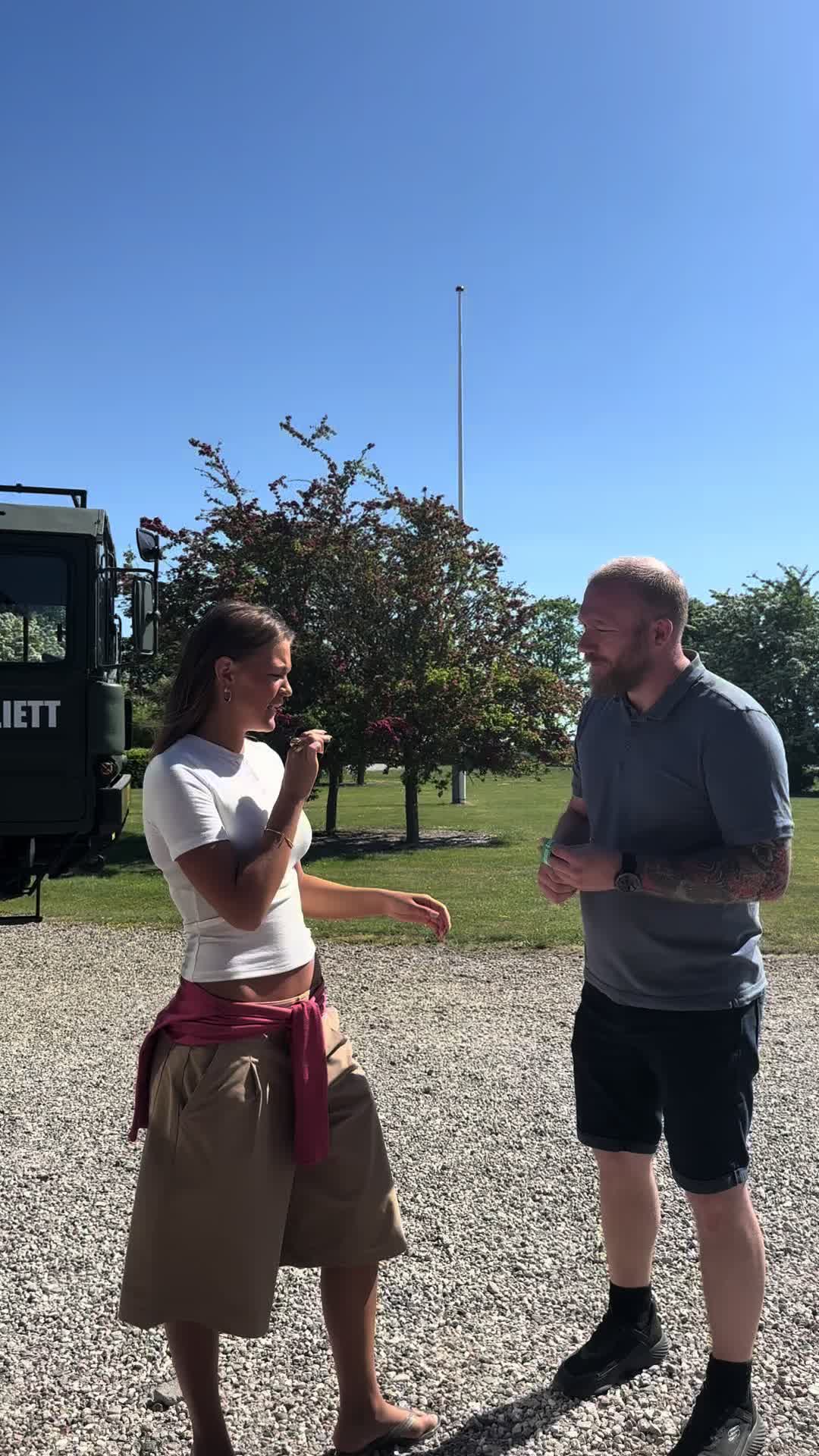 Hos studenter-kompagniet kører de med årmbånd for at sikre at alle ombord har et eksamensbevis🤩 #student #vogntur #studenterkørsel 