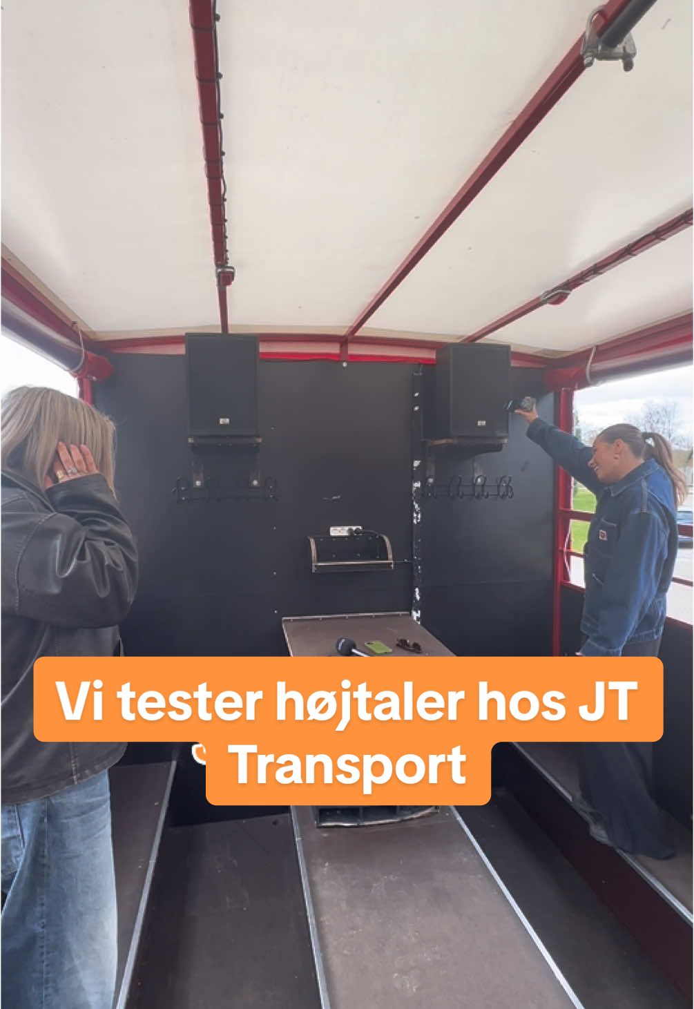 Vi har været ude og teste, hvor højt højtalerne hos JT Transport kan spille 🤩🙌🏼🎶 Den kom op på 97,4db!! #højtaler #tester #jttransport #student #studenterugen 