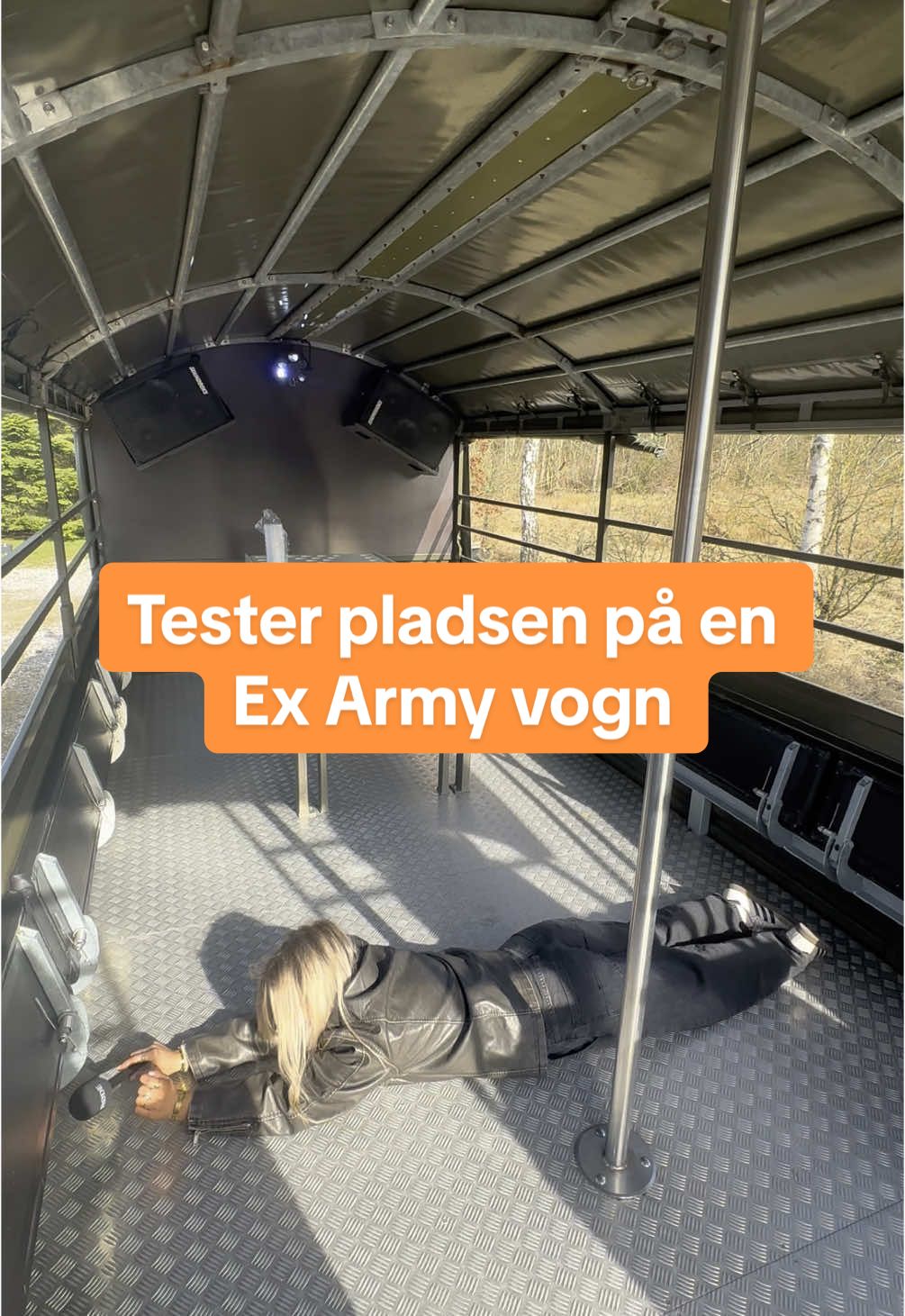 Tester hvor meget plads, der egentlig er på en Ex Army vogn fra Din Studentervogn!🚚🕺🏼#studenterkørsel #vognmand #student #studentervogn 