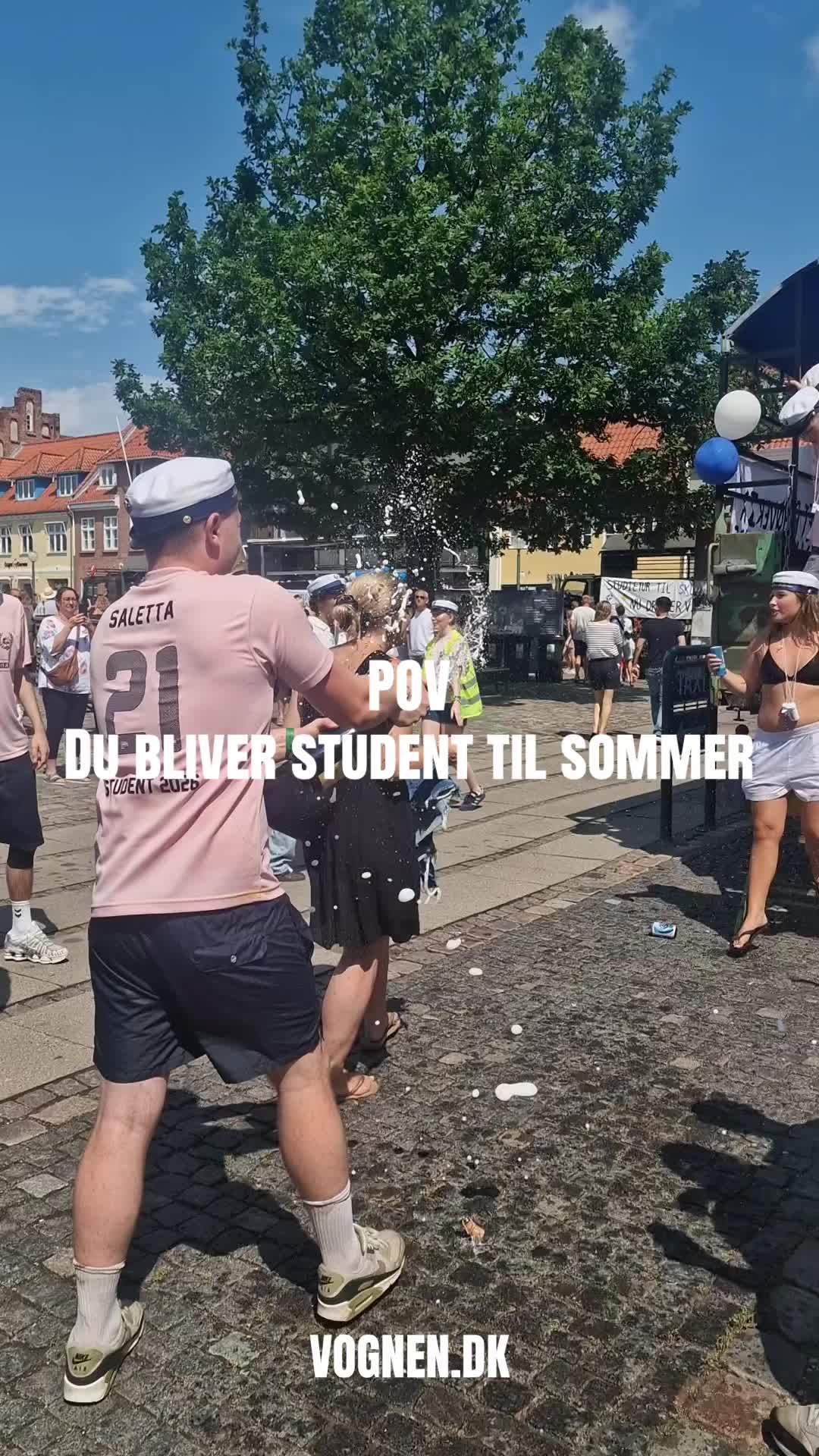POV  Du bliver student til sommer🎓 Vi GLÆDER os til at køre med studenterne for 2027🎉 Vi har stadige få ledige vogne, så skynd jer ind på Vognen.dk for mere information og booking🚛