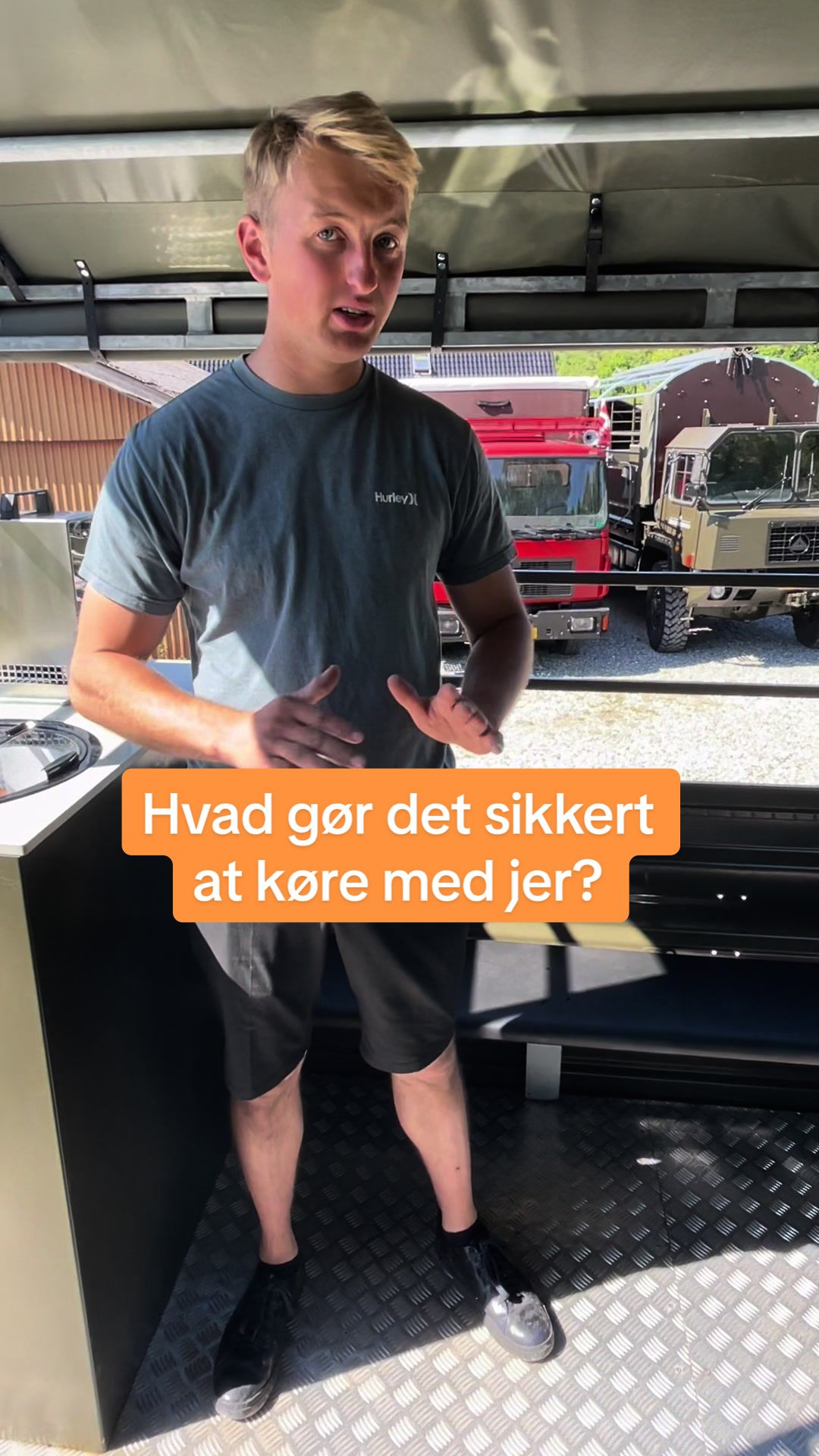 Her fortæller Chriatian fra Din Studentervogn, omkring sikkerheden i hans vogne. Se med for mere information.🚚🙌🏻 #studenterugen #studenterkørsel #vognkørsel #studenteruge #gymnasiet #studentervogn #tipsogtriks #student #sommer #vognmand 