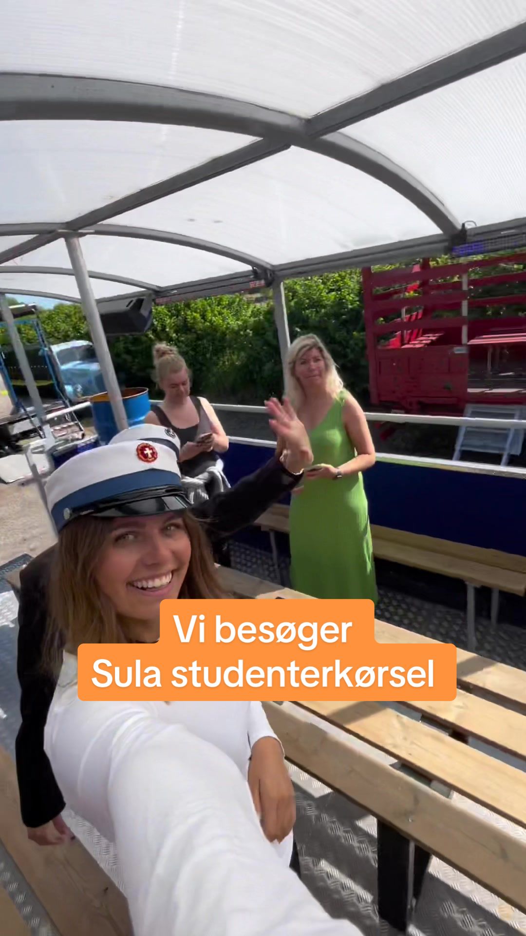 Her besøger vi Sula studenterkørsel.🥳📸🚚 #studenterugen #studenterkørsel #vognkørsel #studenteruge #gymnasiet #studentervogn #tipsogtriks #student #sommer #vognmand 